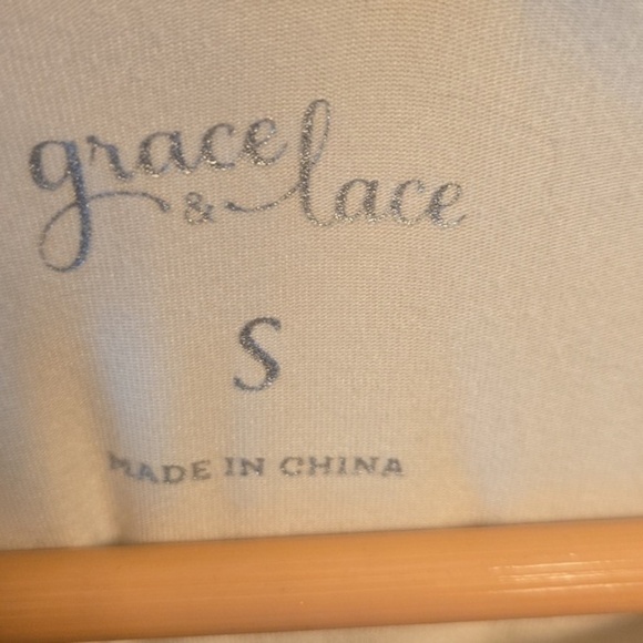 Grace and Lace Adventure Awaits Graphic Tee Cream Small - Picture 7 of 8